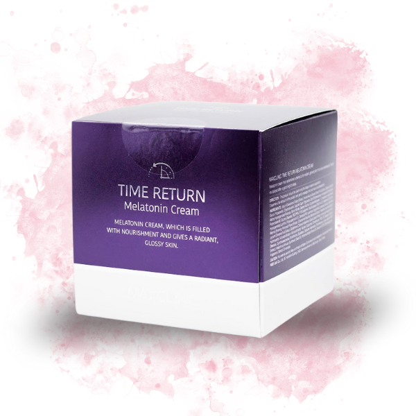 Fioletowo-białe opakowanie kremu Maxclinic Time Return Melatonin Cream na różowym tle. Na opakowaniu znajduje się napis: 'TIME RETURN Melatonin Cream. Melatonin cream, which is filled with nourishment and gives a radiant, glossy skin.